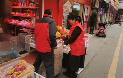 竹山縣市場監(jiān)管局志愿服務(wù)進門店 優(yōu)化營商環(huán)境促發(fā)展